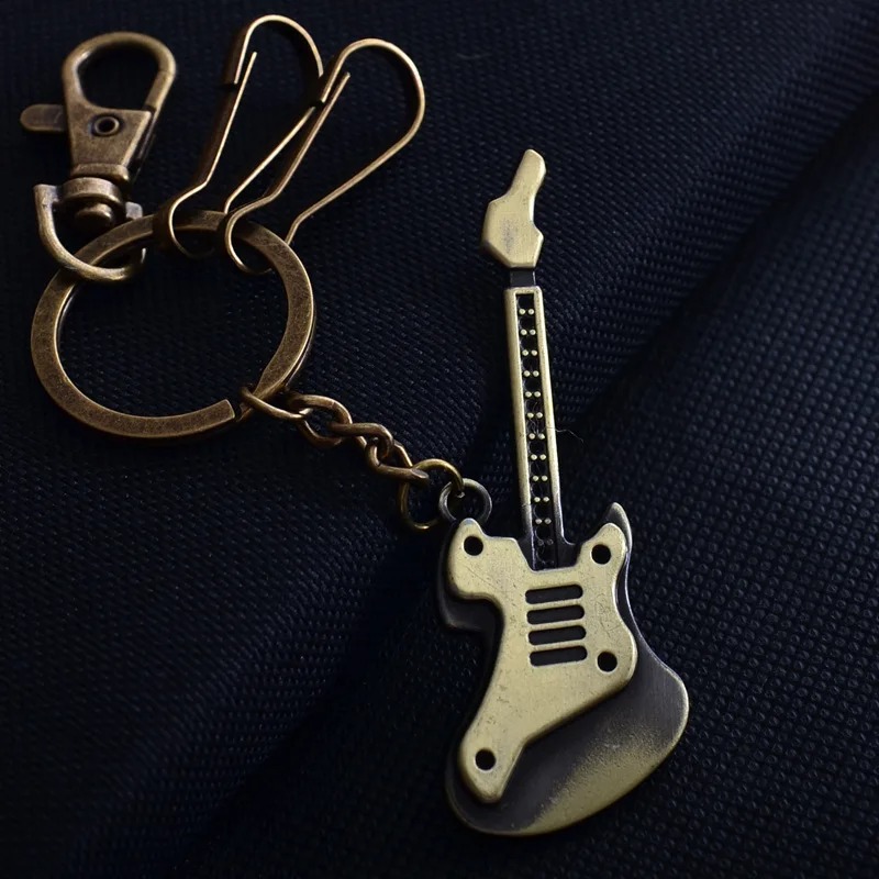 Vollständige Ansicht des Retro-Elektrogitarren-Schlüsselanhängers