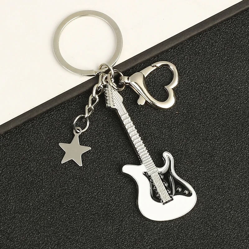 Elektrische Gitarren Schlüsselanhänger mit Stern Charme und Herzförmigem Karabiner - weißes Modell