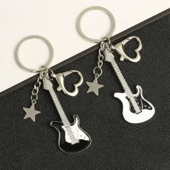Elektrische Gitarren Schlüsselanhänger mit Stern Charme und Herzförmigem Karabinerhaken