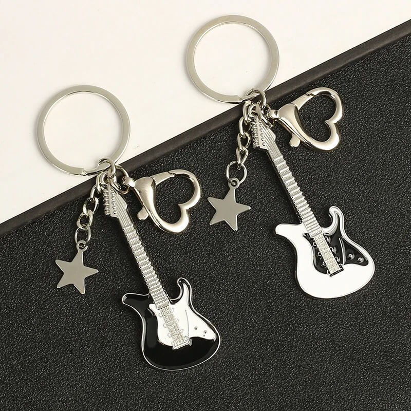 Elektrische Gitarren Schlüsselanhänger mit Stern Charme und Herzförmigem Karabinerhaken