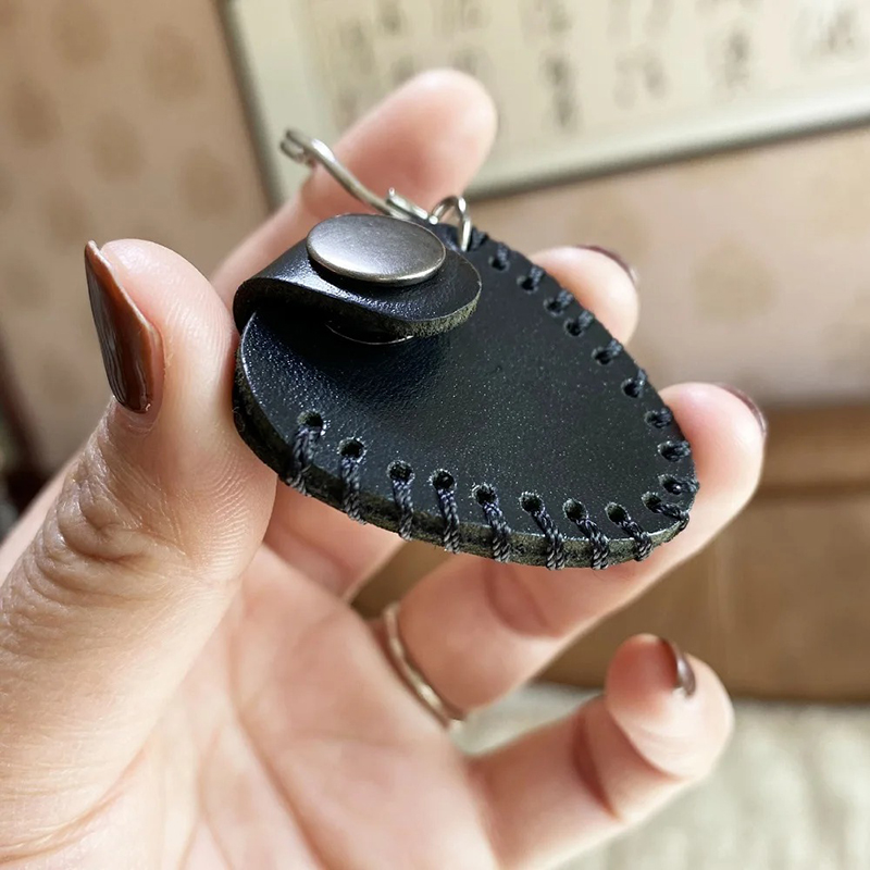 Details zum Echtleder-Gitarrenschlüsselanhänger mit Plektrum-Etui