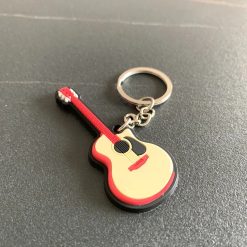 Weicher Gummischlüsselanhänger in Form einer akustischen Gitarre