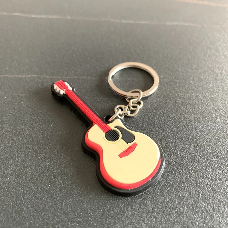 Weicher Gummischlüsselanhänger in Form einer akustischen Gitarre
