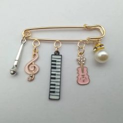 Emaille-Brosche Gitarre, Klaviertasten, Musiknote, Mikrofon und Perle - 3 Farben - Farbe Rosa