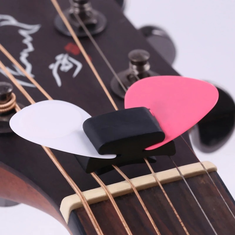 Details des Plektrumhalters für den Kopf einer Gitarre