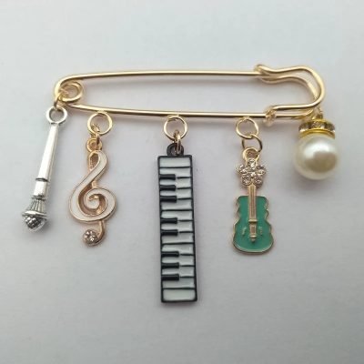 Emaille-Brosche Gitarre, Klaviertasten, Musiknote, Mikrofon und Perle - 3 Farben - Farbe Grün