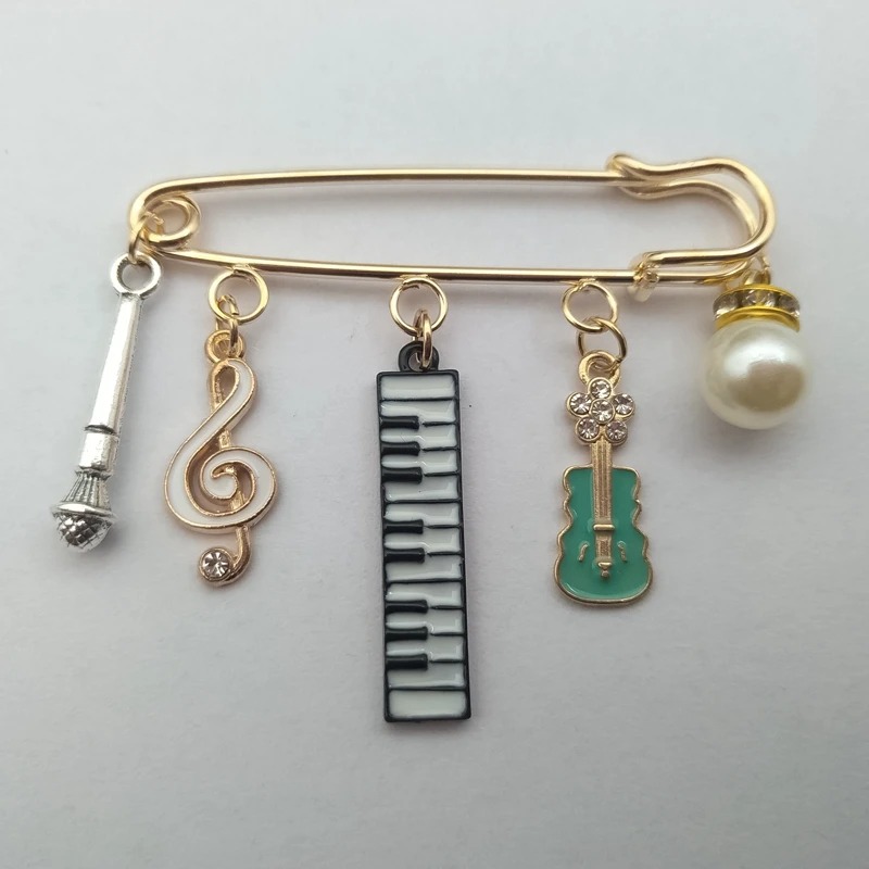 Emaille-Brosche Gitarre, Klaviertasten, Musiknote, Mikrofon und Perle - 3 Farben - Farbe Grün