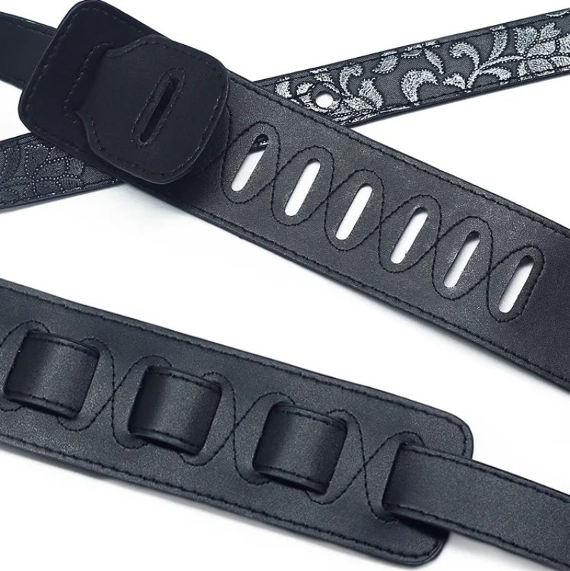 Vollständige Ansicht des eleganten Jacquard-Gitarrengurts