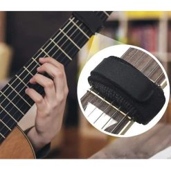Detaillierte Ansicht der Verwendung eines stummen Gitarrensaitendämpfers