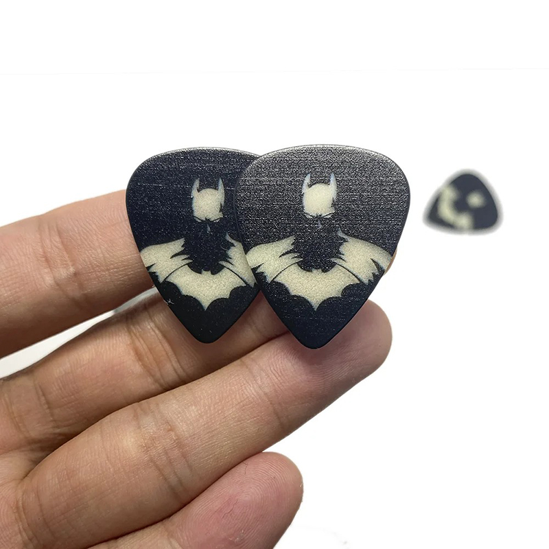 Vollständige Details der Gitarrenplektren mit Fledermausmotiv