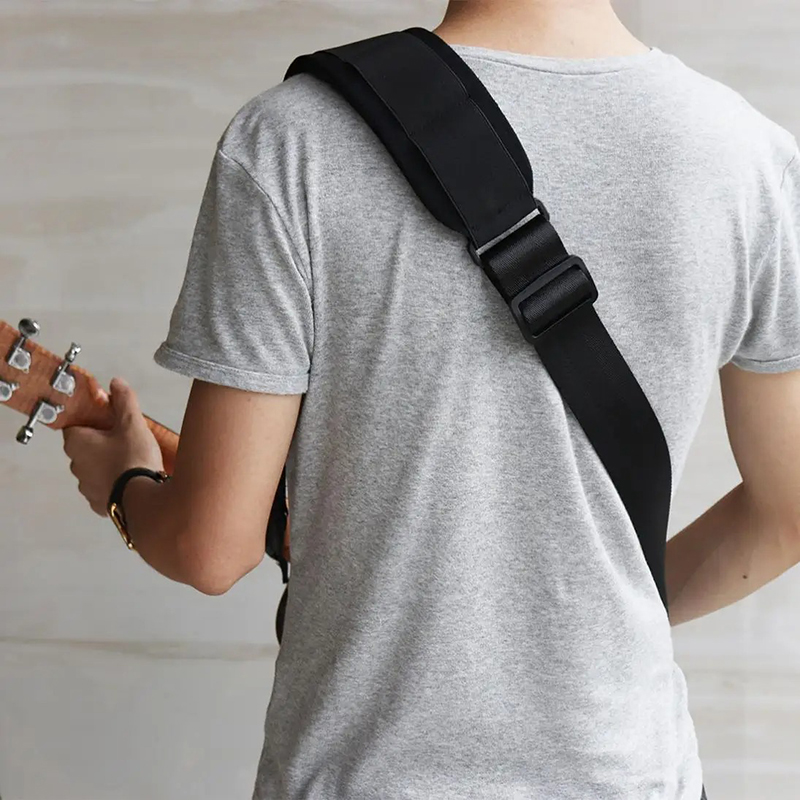 Rückseite eines komfortablen, ergonomischen Gitarrengurts aus Neopren