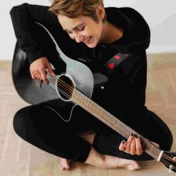 Vollständige Ansicht des mit brennenden roten Herzen bestickten Gitarrengurts