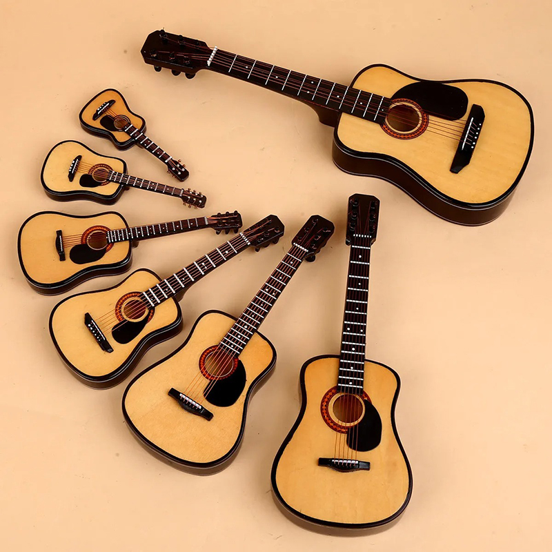 Verschiedene Größen von Miniatur-Akustikgitarren mit Koffer und Gitarrenständer - 3 Größen - 5 Farben!