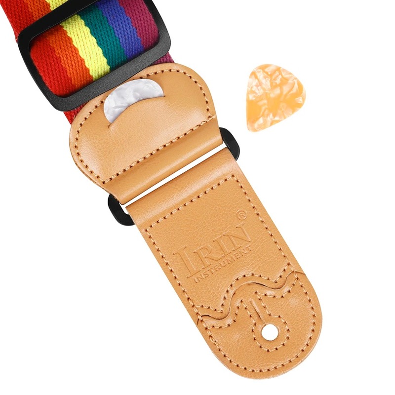 Sicht auf Plektrum und Gitarrengurt im Regenbogenfarben-Stil "Rainbow