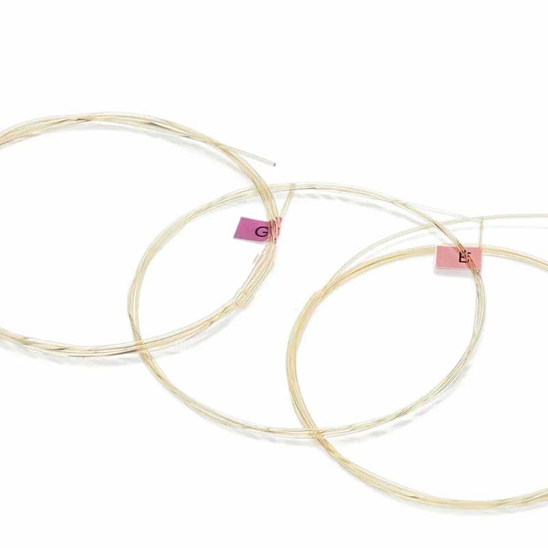Frontansicht von klassischen Gitarrensaiten aus Kristall-Nylon in Goldtitan-Farbe mit glänzendem Aussehen und definierten Höhen