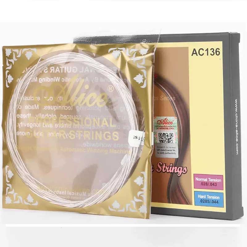 Detaillierte Ansicht von aufgewickelten G-3 Saiten einer klassischen Gitarre für reichere Harmonien (mit zusätzlicher einfacher G-3 Saite)