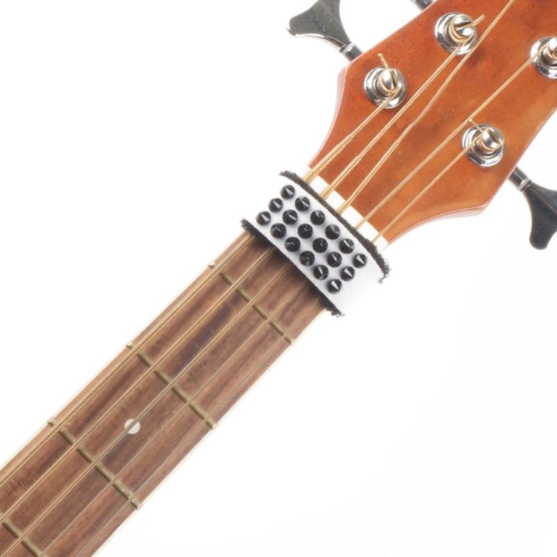 Verwendung der Farben des Punk Rock FretWrap mit Nieten - Saitendämpfer für Gitarre und Bass