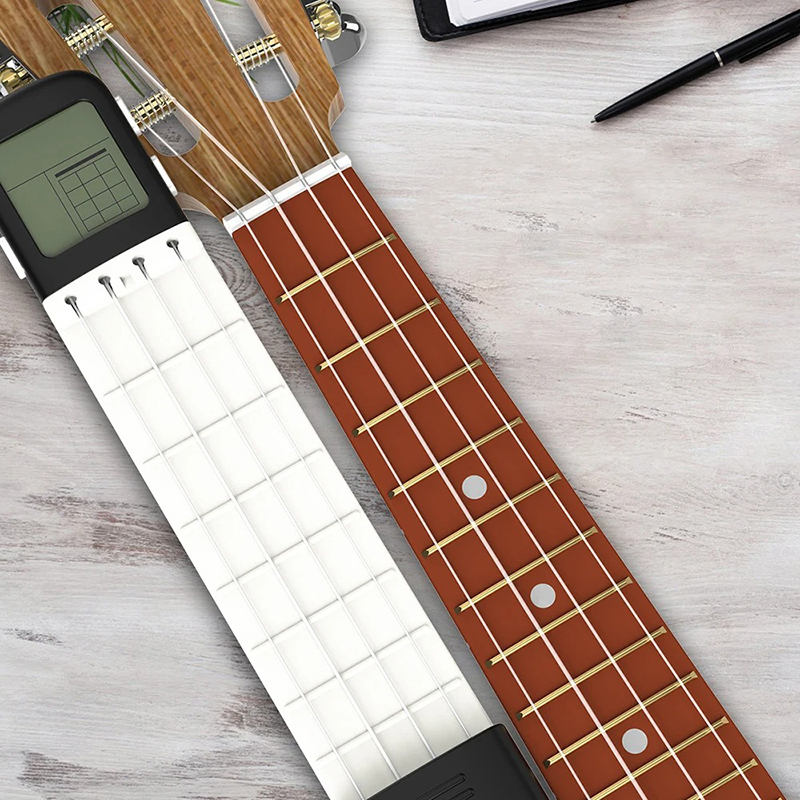 Details Übungsgerät für Ukulele-Akkorde "Pocket Uke" - Einziehbarer Hals mit Metronom und blauem LCD-Bildschirm