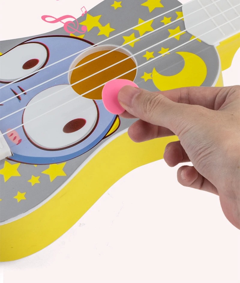Details der Kinder-Gitarre mit süßen Tiermotiven - Mond und Sternenhimmel-Eule