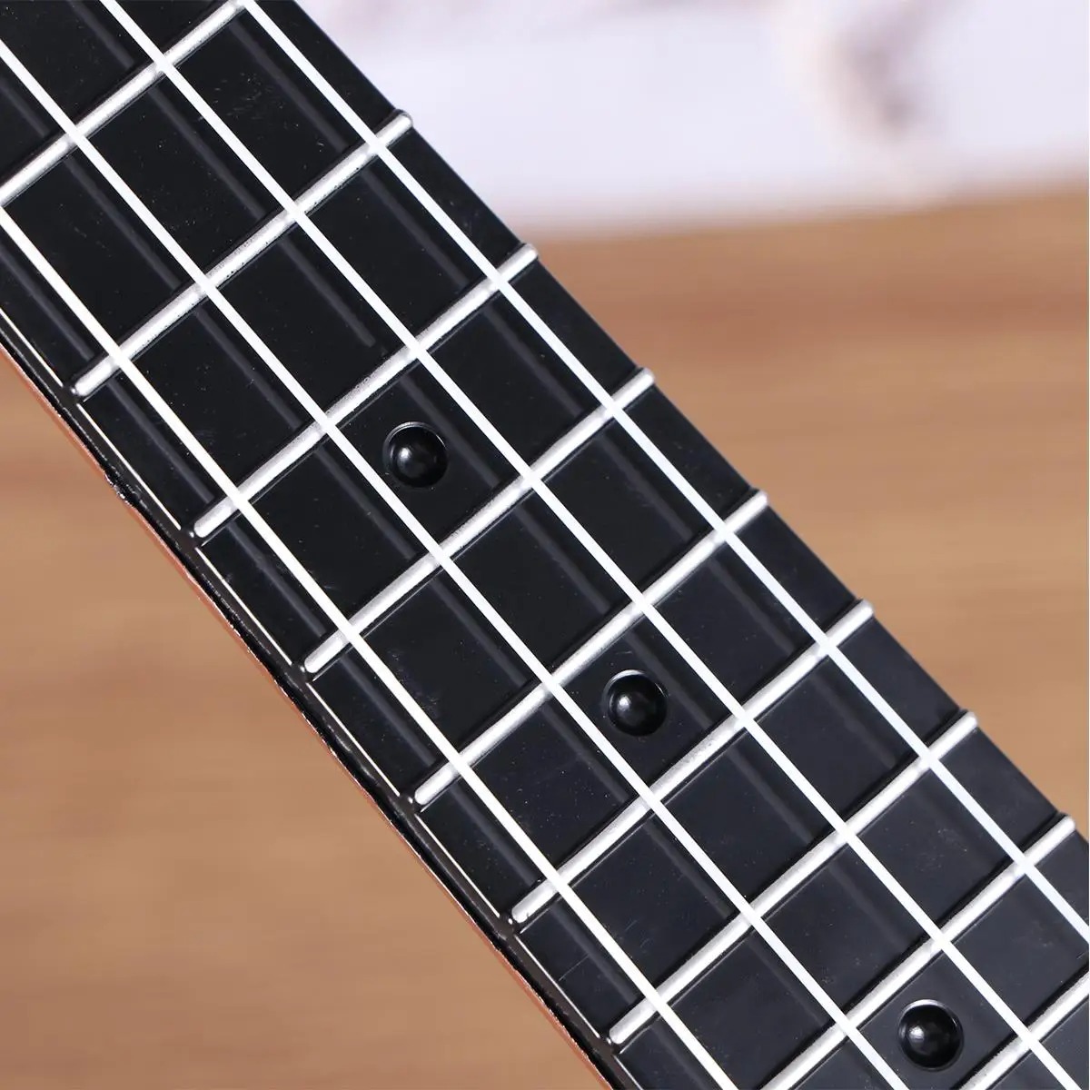 Details der Saiten des Kinder-Ukulele, perfektes Instrument für Kleinkinder