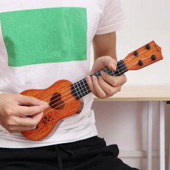 Details der Saiten der Ukulele für Kinder, perfektes Instrument für Kleinkinder