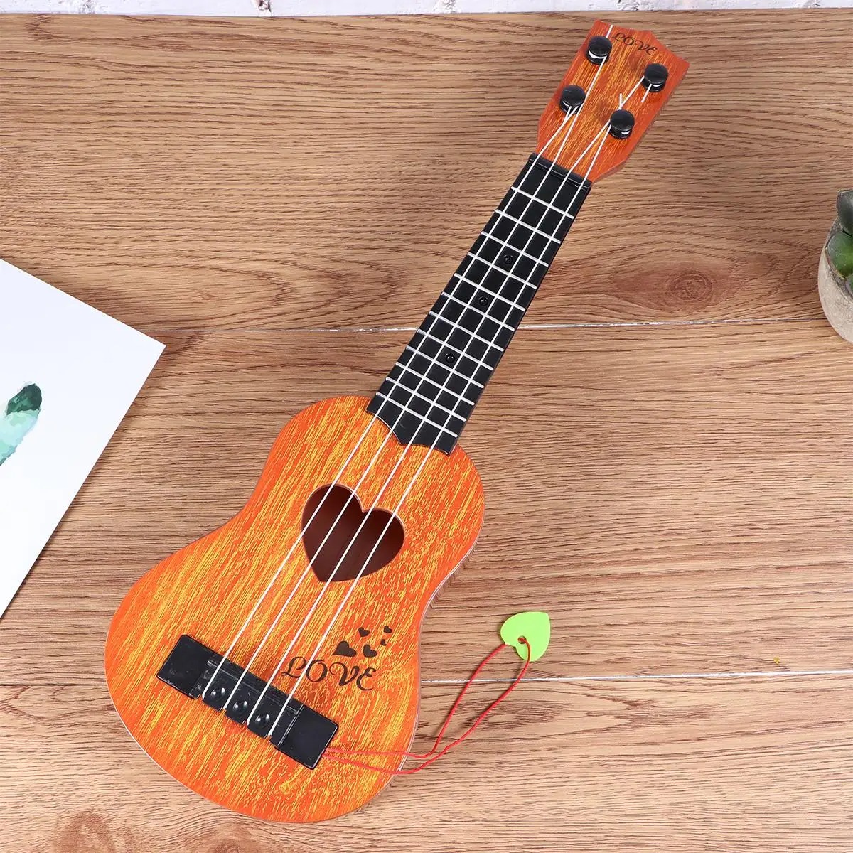 Details der Saiten des Kinder-Ukulele, perfektes Instrument für Kleinkinder