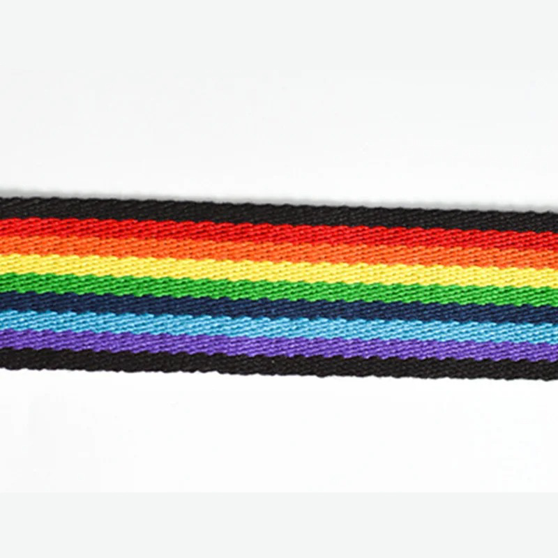 Detaillierte Ansicht einer bunten 'Lebendigen Regenbogen' Gitarrengurt