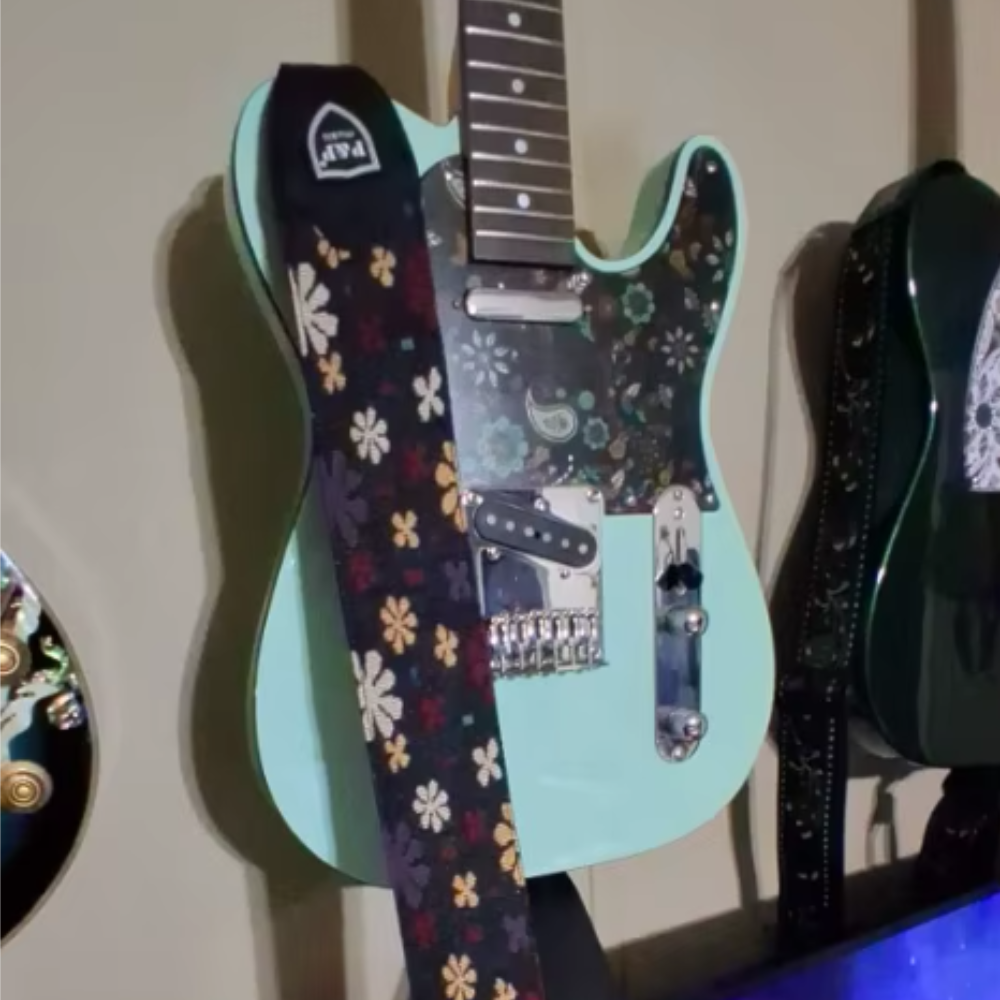 Details zur klassischen Gitarrengurt aus Leder und Baumwolle mit besticktem Blumenmuster im Bohème-Stil