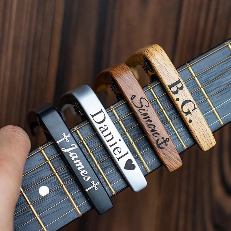 Avant Capodastre Guitare Personnalisé Bois & Métal – Gravure Nom + Symbole Offert