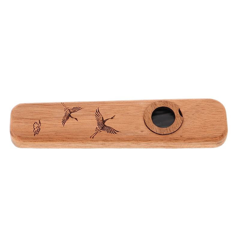 Avant Kazoo aus Holz mit eingraviertem Muster von japanischen Kranichen und handwerklicher Verarbeitung