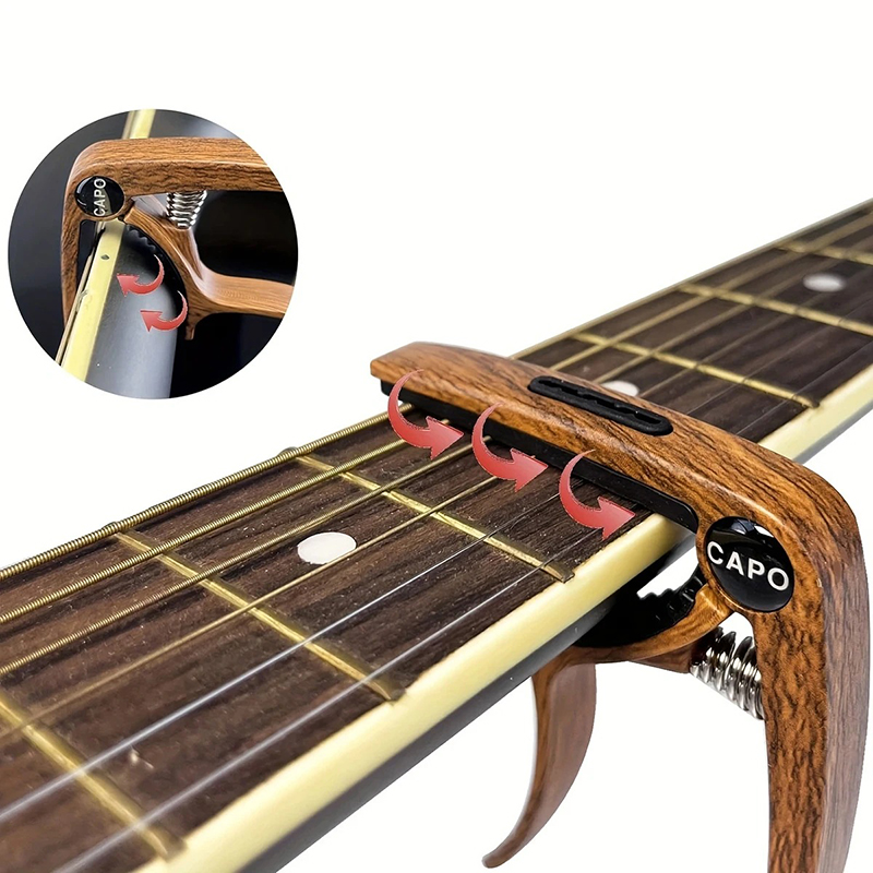 Universeller Gitarrenkapodaster mit - Auszieher & graviertem Plektrum - Präzisionsgriffmodell