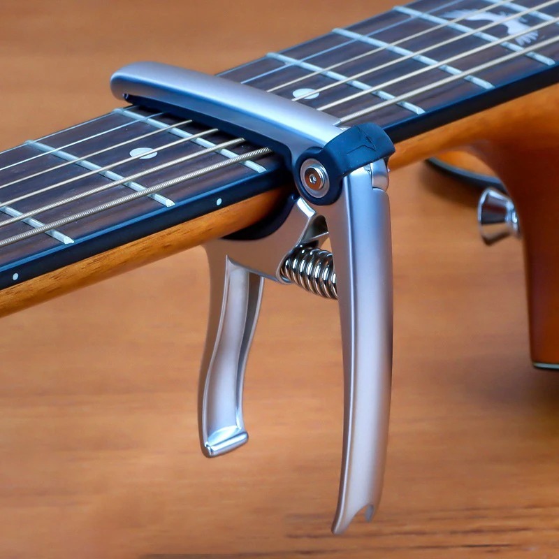 Capodaster Gitarre mit Feder - Ultra-stabiler Metall im klassischen Stil, Farbe Silber