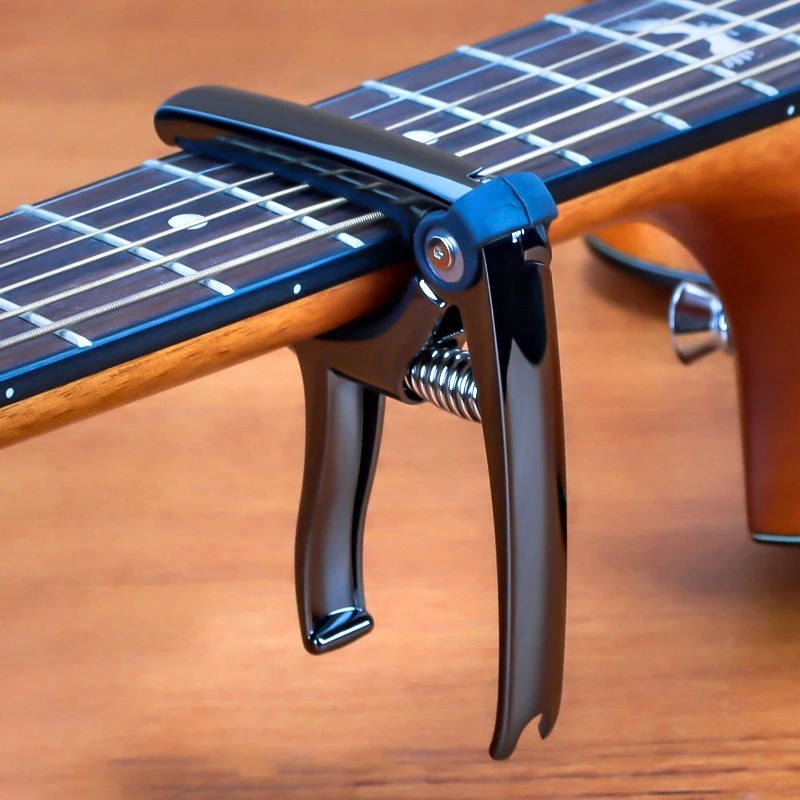Kapodaster Gitarre mit Feder - Ultra-stabiler Metall im klassischen Stil, Farbe Schwarz