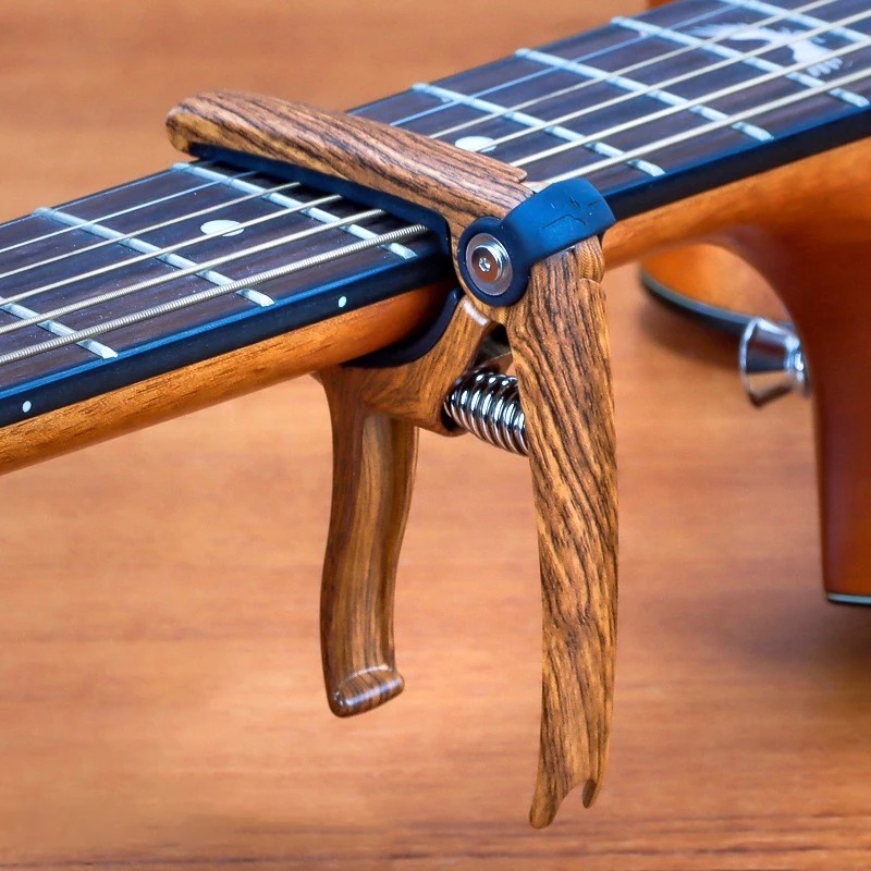 Capodastre Gitarre mit Feder - Ultra-robuster Metall im klassischen Stil, Holzfarbe
