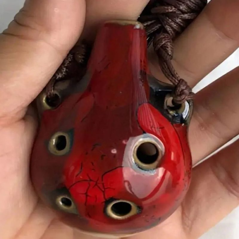 Details des Miniatur-Ocarina-Anhängers aus Keramik - Musikalisches Schmuckstück mit 6 Löchern