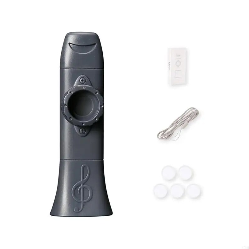 Kazoo-Musiker bläst spielerisch in ein mehrfarbiges, silberfarbenes Instrument