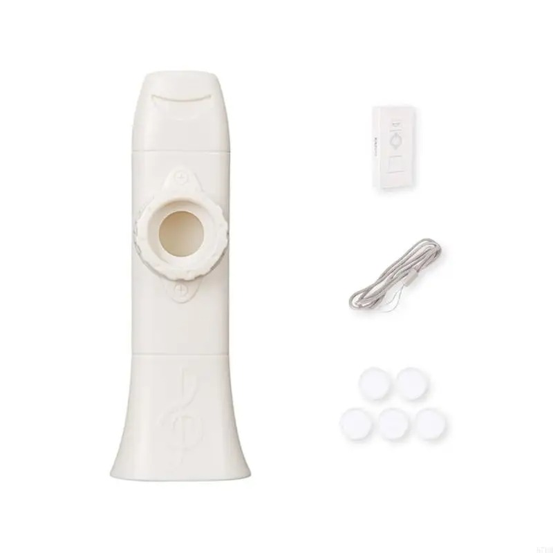 Kazoo-Musiker bläst spielerisch in mehrfarbiges Kazoo, Farbe Weiß
