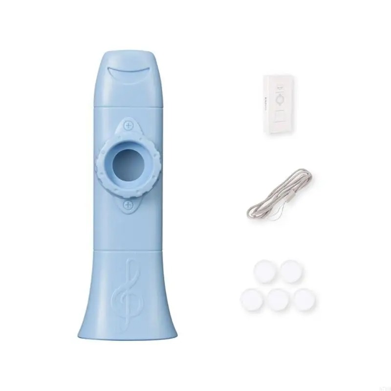 Kazoo-Musiker bläst spielerisch in mehrfarbiges Instrument in Himmelsblau.