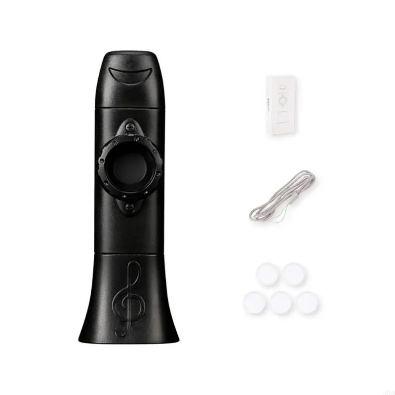 Kazoo-Musiker bläst spielerisch in mehrfarbiges, schwarzes Instrument