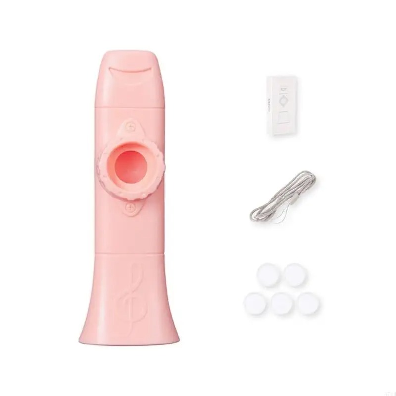 Kazoo-Musiker bläst spielerisch in mehrfarbiges, blassrosa Instrument