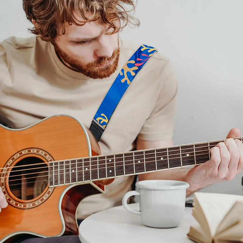 Blick auf bunte Gitarrengurt - Ozean-Thematik - Pop-Koralle