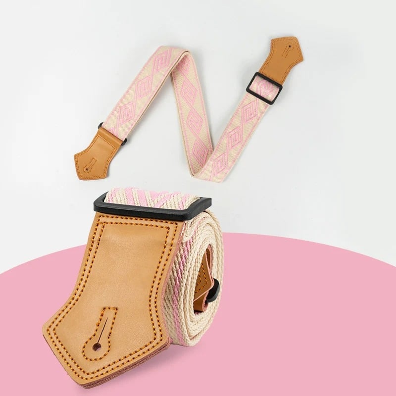 Details zum Vintage Gitarrengurt im Pastellrosa Labyrinth-Muster