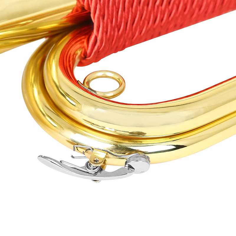Detaillierte Ansicht einer goldenen spanischen Marschtrompete aus Messing mit Hülle, Blasinstrumente