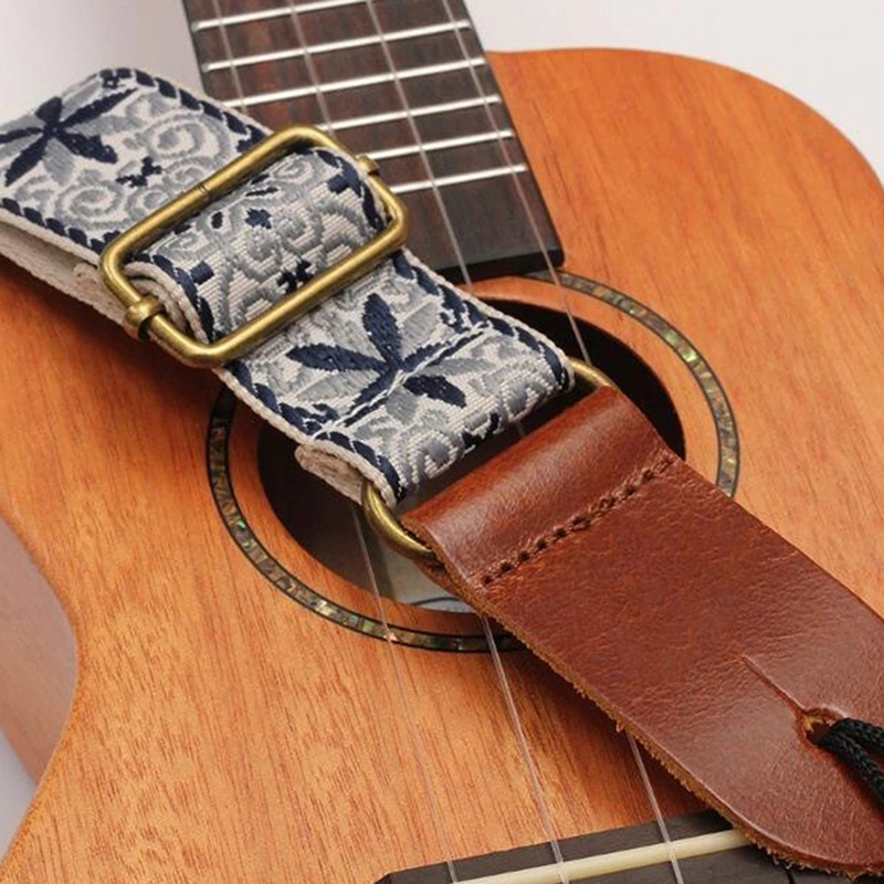 Detaillierte Ansicht eines Vintage Ukulele-Gurts mit blauen, sternenklaren, bohemischen Blumen