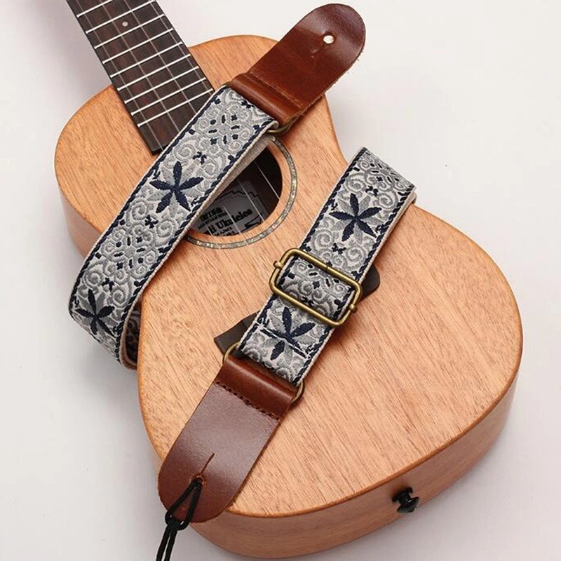 Übersicht über den Ukulele-Gurt im Vintage-Stil mit blauen, sternenklaren, bohemischen Blumen