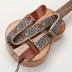 Übersichtsbild von einem Ukulele-Gurt im Vintage-Stil mit blauen und ockerfarbenen, bohemischen Blumen
