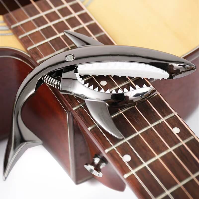 Capodastre en métal en alliage de zinc en forme de requin vue complète