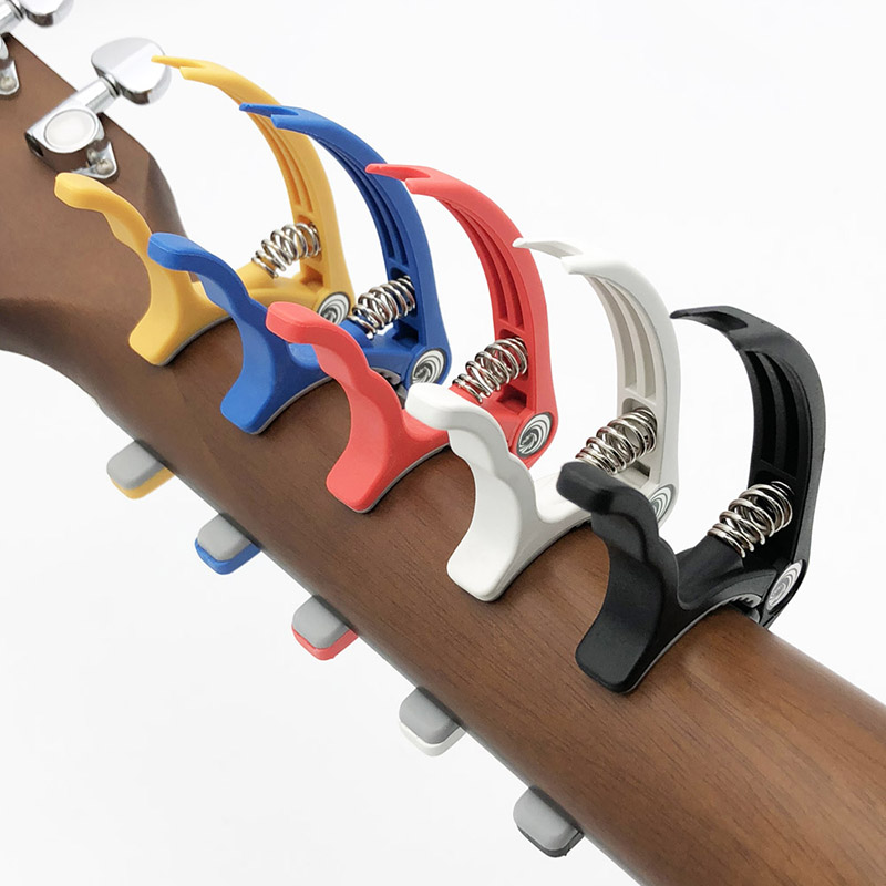 Détails capodastre pour guitare en plastique