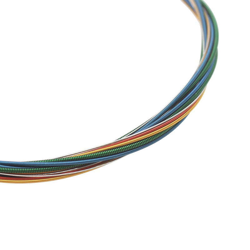 vue détaillée de cordes Guitare acoustiques colorées arc-en-ciel