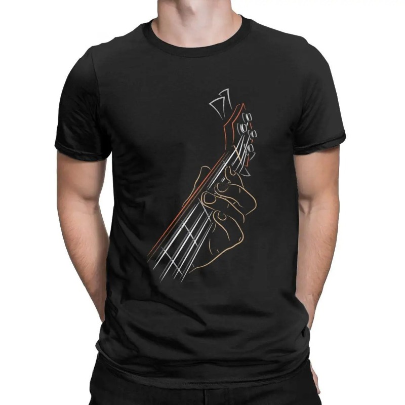 Homme portant le t-shirt noir L'Empreinte du Rock, main sur le manche d'une guitare dessinée en traits fins